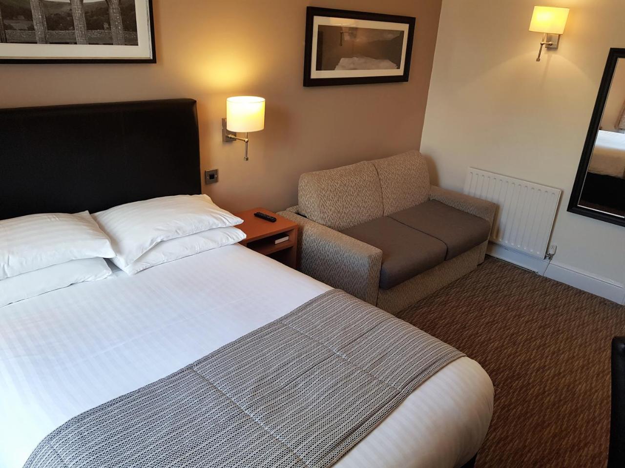 The Wellington Hotel Brecon Ngoại thất bức ảnh